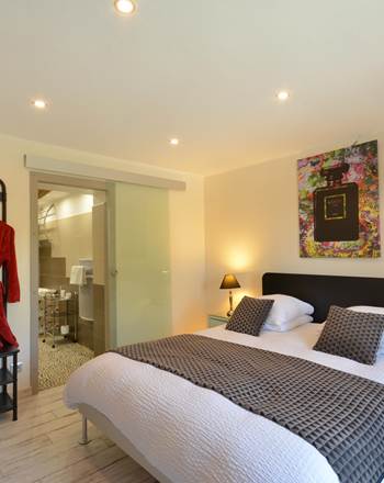 la chambre de julien , queen size bed