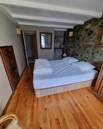 CHAMBRE ETAGE AVEC MUR EN PIERRE