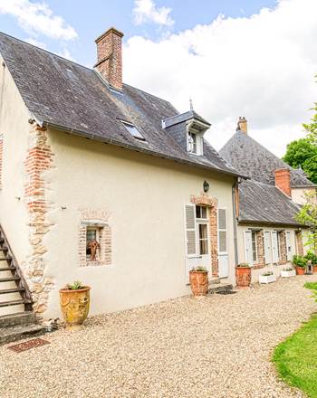 chambre-1er-etage-de-l-annexe-acces-indépendant-escalier-exterieur