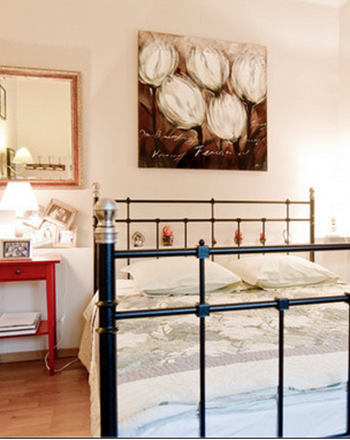 Chambre double confort, lit 160, bureau, Tv, wifi,  climatisation,  sdb et w.c privatifs en face la chambre. Salon détente en face la chambre avec plateau de courtoisie, bouilloire, micro-ondes.