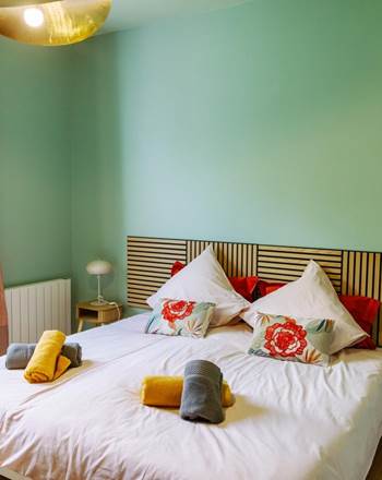 Une chambre lumineuse et élégante avec un lit king size de 180 × 200 cm, modulable en deux lits simples de 90 × 200 cm selon vos besoins. Un espace confortable et apaisant pour des nuits reposantes à Troyes.
