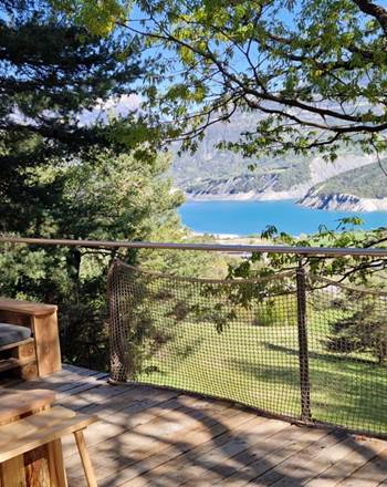 Le Bus Insolite - Salon d'extérieur avec vue sur le lac de Serre-Ponçon