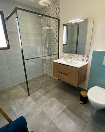 salle de bain spatieuse avec WC