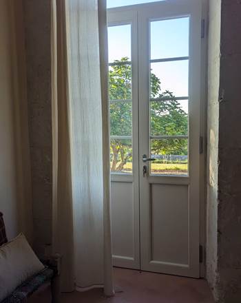 la suite Le Figuier jouit d'un accès direct au jardin arrière et sa vue exceptionnelle