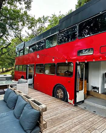 Le Bus insolite - entièrement retapé par Julien, aménagement fait main et emplacement avec vue magique sur le lac de Serre-Ponçon