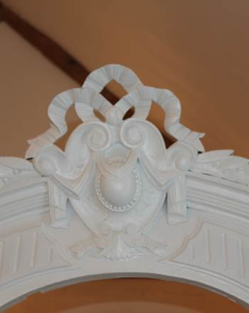 Chambre Ardoise et Craie - Détail sur un fronton d'armoire patiné