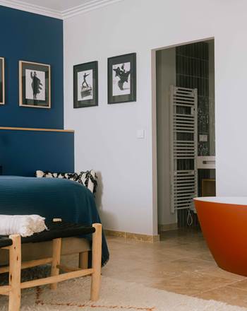 6 BD la suite Royale Marcelle possede une baignoire et une douche
