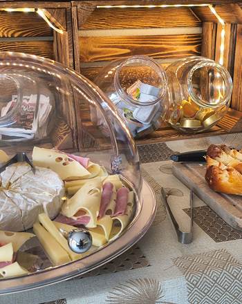 Petit-déjeuner gourmand avec viennoiseries, pains frais et produits locaux