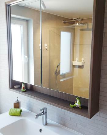 ruime badkamer met inloopdouche
