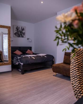 Chambre 1 Lit et Fleurs 2