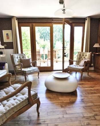 Salon avec balcon sur la Dordogne