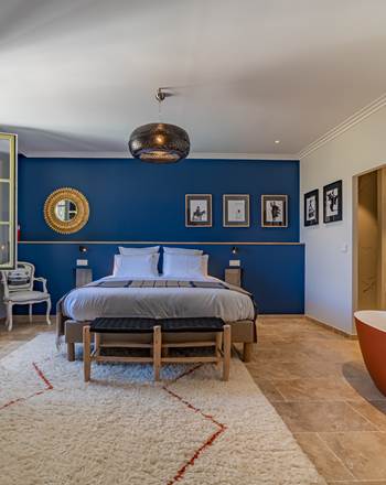 Suite "Royale Marcelle" de 44m² avec sa baignoire ilot et sa douche italienne