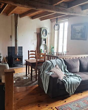 Le Logis du Meunier : pièce de vie chaleureuse et cocooning avec un poêle à bois. Le bois est fourni gratuitement.