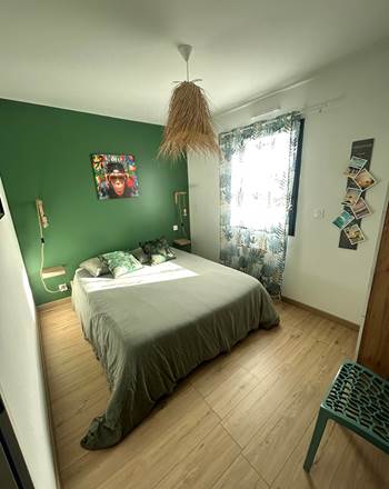 chambre lit de 160 avec penderie et rangement