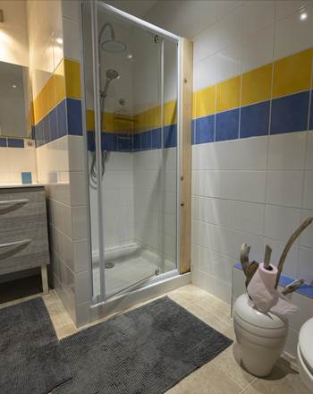 Le Chalet - sdb moderne avec WC, lumineuse et fonctionnelle - idéale familles ou amis