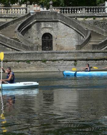 Traversée de Saint Antonin Noble Val en Canoë sur la rivière Aveyron