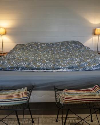 Le Chalet - chambre confortable avec lit double, rangements pratiques,  atmosphère reposante