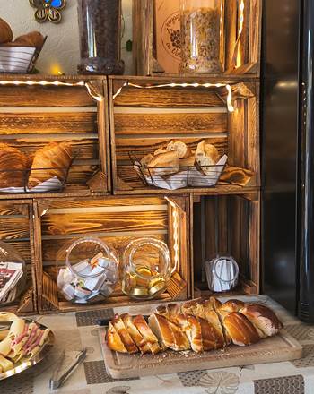 Petit-déjeuner buffet maison inclus avec la chambre d'hôtes à La Girouardière La Flèche