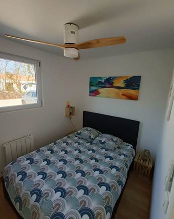 chambre lit coffre de 140 avec ventilation plafond