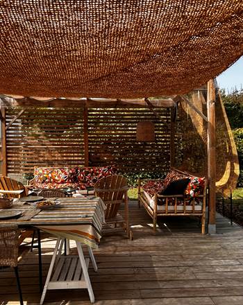 VUE TERRASSE ET TABLE