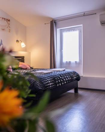 Chambre 3 Lit Fenêtre et fleurs