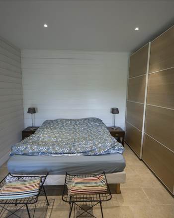 Le Chalet - chambre confortable avec lit double, rangements pratiques, atmosphère reposante