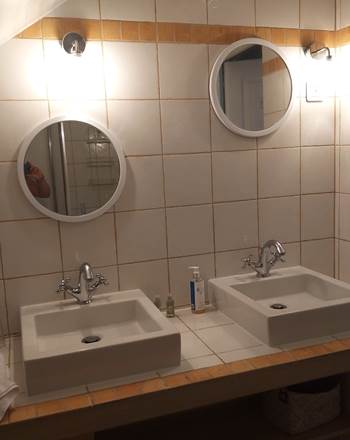 salle de bain avec 2 vasques