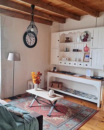Le Logis du Meunier : pièce de vie avec coin salon, espace repas et cuisine aménagée