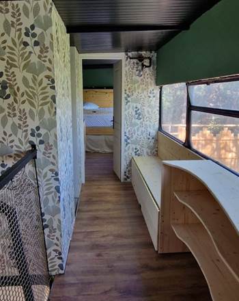 Le Bus Insolite - Couloir entre les deux chambres avec rangements faits main - Le Sauze-du-Lac