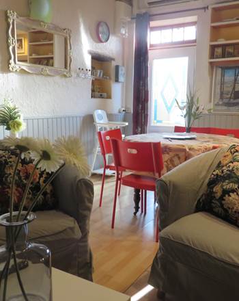 Coin salon, tv, lecteur dvd, canapé, fauteuils, climatisation.