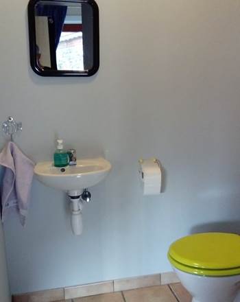 toilette séparée et lave mains
