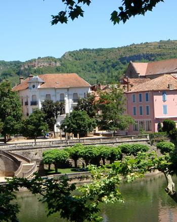 Traversée de Saint Antonin Noble Val en Canoë sur la rivière Aveyron