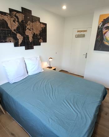 chambre agréable décorée avec soin