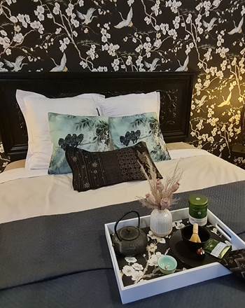 chambre asie plateau sur le lit