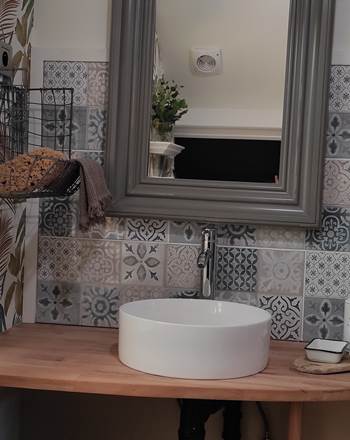 salle d'eau avec grande douche