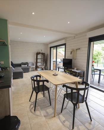 Le Chalet - pièce de vie ouverte, circulation fluide, espace fonctionnel et grandes baies vitrées avec vue sur le lac de Serre-Ponçon