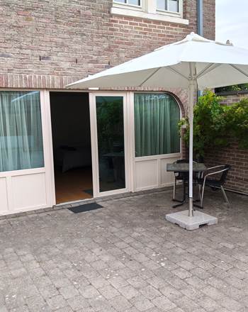Accès indépendant via la cour, terrasse privative face au studio