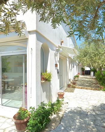 villa-les-salines-flamant-location-appartement-maison-vacances-grau-du-roi-jardin-proche-plage