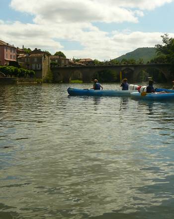 Traversée de Saint Antonin Noble Val en Canoë sur la rivière Aveyron