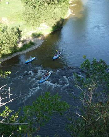 Découvrez les Gorges de l'Aveyron en canoë-kayak parcours adaptés aux familles et sportifs