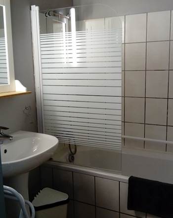 salle de bain avec baignoire et douche