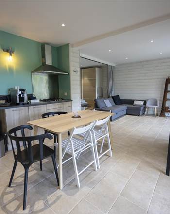 Le Chalet - espace salle à manger, cuisine aménagée et tout équipée