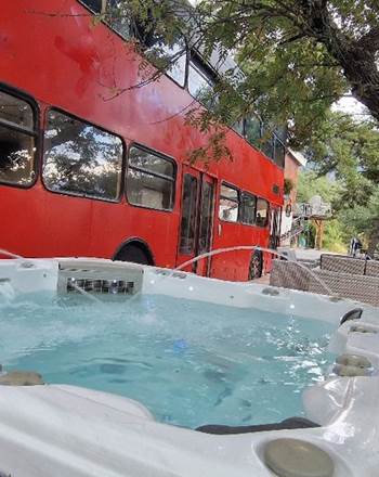 Le Bus Insolite - Jacuzzi privé 5 personnes avec vue magique sur le lac de Serre-Ponçon