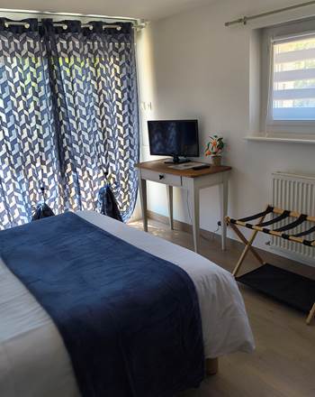 chambre-lessentielle-lit-tv-bureau-la-fleche