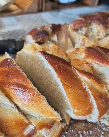 Chaque matin, nous préparons avec plaisir un petit-déjeuner gourmand où notre brioche maison occupe une place de choix. Cuite sur place selon notre recette, elle est devenue l'une des spécialités de La Girouardière. De nombreux voyageurs la mentionnent spontanément dans leurs avis Google et Booking, séduits par sa texture moelleuse et son goût authentique. Une belle façon de commencer la journée avant une visite du Zoo de La Flèche ou une balade autour des lacs de la Monnerie