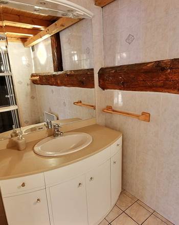 Salle de bains avec douche
