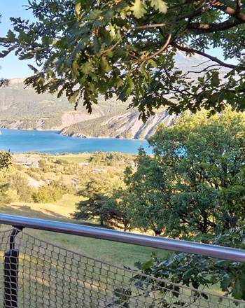 Le Bus Insolite - Vue de la terrasse sur le Lac de Serre-Ponçon
