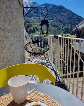 balcon avec vue sur montagnes environnantes
