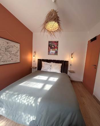 chambre lit de 160 avec penderie et rangement