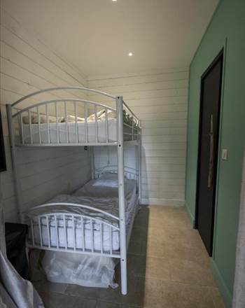 Le Chalet - Lits superposés taille adulte confortables, espace calme séparé d'un rideau